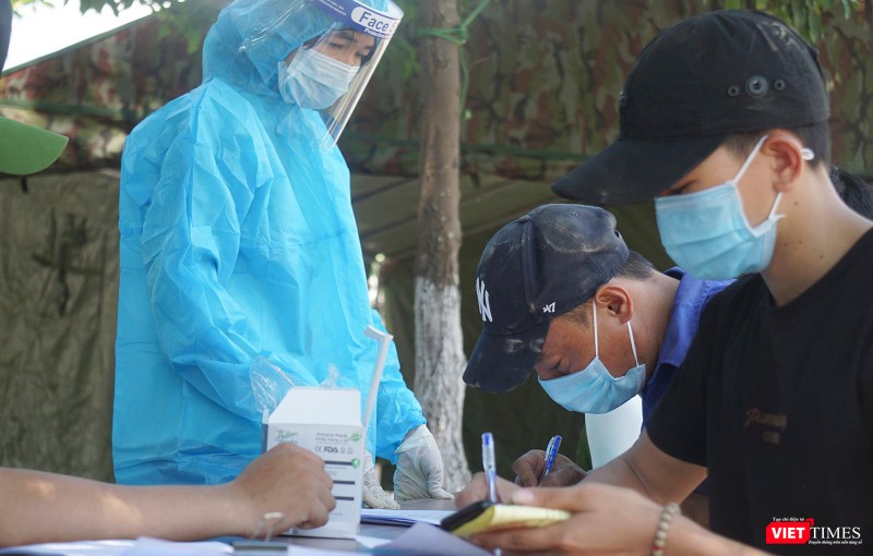 Và sử dụng cả tờ khai điện tử