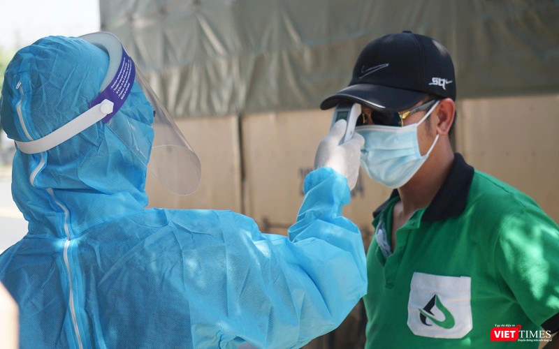 Kiểm tra thân nhiệt tài xế