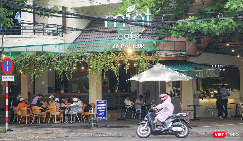 Quán cà phê cũng mở cửa đón khách trở lại
