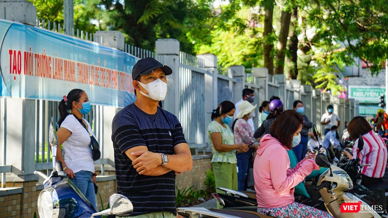 Phía bên ngoài phụ huynh ngóng trông