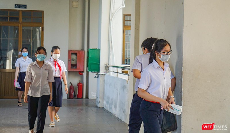 Thí sinh bước vào phòng thi