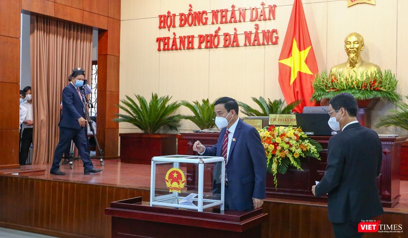 Ông Lê Trung Chinh - Chủ tịch UBND TP Đà Nẵng cùng các đại biểu bỏ phiếu bầu chức danh Chủ tịch HĐND TP Đà Nẵng khoá X