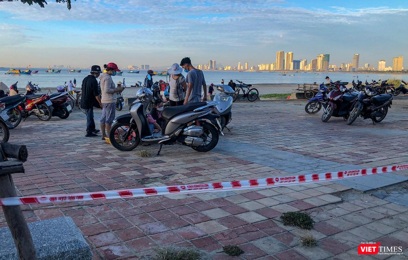 Bất chấp quy định phòng dịch, chợ họp ngay trên vỉa hè Bất chấp quy định phòng dịch, chợ họp ngay trên vỉa hè