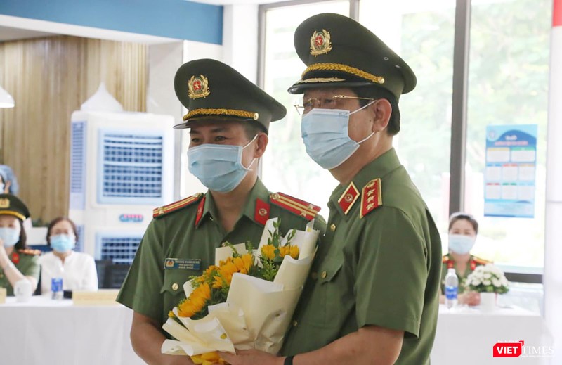 Thượng tướng Nguyễn Văn Sơn - Thứ trưởng Bộ Công an - tặng hoa, động viên đoàn công tác lên đường