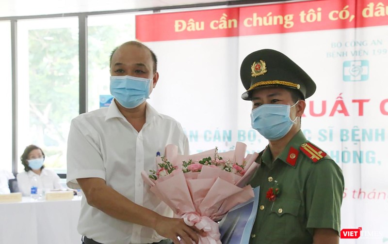 Ông Lê Quang Nam - Phó Chủ tịch UBND TP. Đà Nẵng - tặng hoa cho đại diện đoàn y bác sĩ