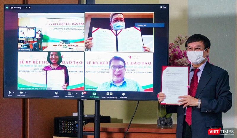 Ông Lương Minh Sâm, Chủ tịch Hội đồng trường ĐH Đông Á và đại diện ĐH Khoa học Kỹ thuật Chien Hsin (Đài Loan) tại buổi ký kết