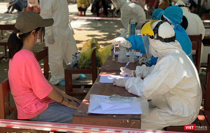 Lực lượng y tế Quảng Ngãi thực hiện lấy mẫu xét nghiệm COVID-19 tại cộng đồng