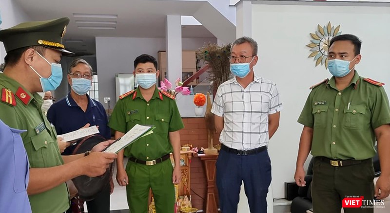 Cơ quan công an Đà Nẵng tống đạt quyết định khởi tố, bắt tạm giam đói với Lee Kwan Young (áo trắng).