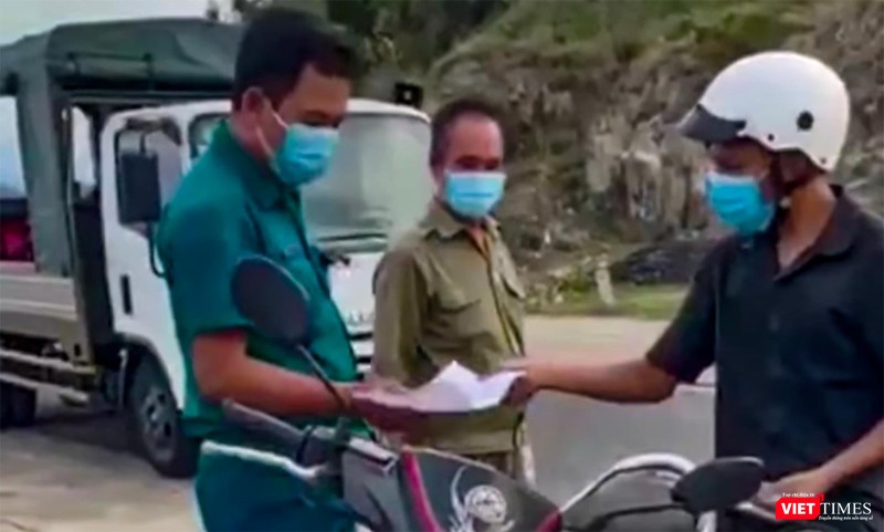 Tổ công tác của UBND phường Vĩnh Hoà kiểm tra và thu giữ giấy tờ, phương tiện của công dân Trần Văn Em (ảnh chụp lại từ clip)