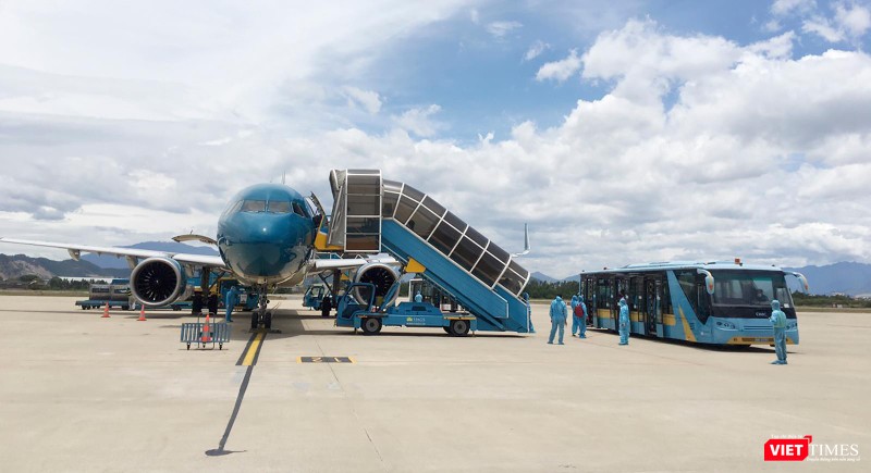 Máy bay đưa người dân từ TP HCM về quê tránh dịch COVID-19 hạ cánh xuống sân bay Đà Nẵng
