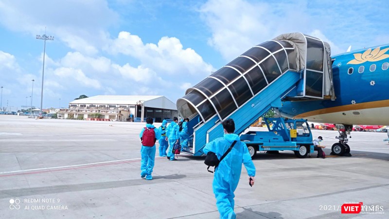 Sáng ngày 21/7, 218 công dân quê Đà Nẵng ở TP HCM lên máy bay về quê theo chương trình của UBND TP Đà Nẵng