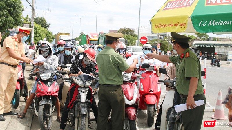 Người dân có quê ở Quảng Nam hối hả rời Đà Nẵng về quê trước giờ áp dụng biện pháp tăng cường phòng dịch COVID-19