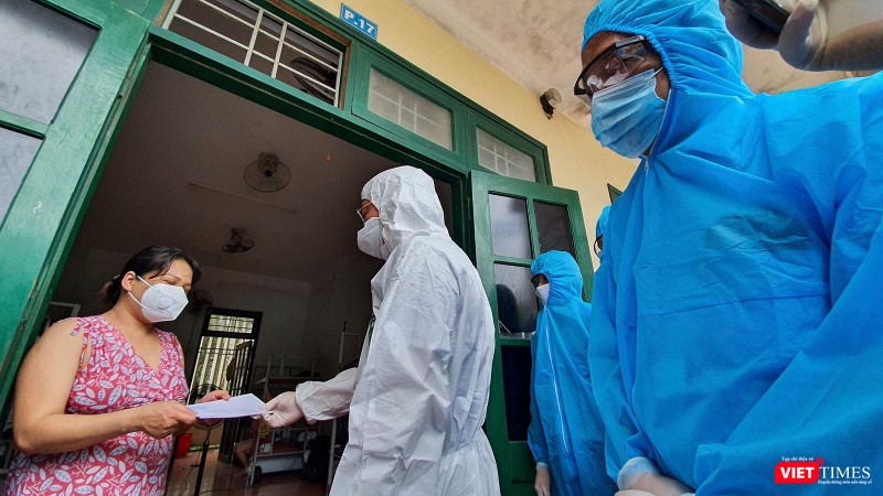 Tặng quà cho người dân