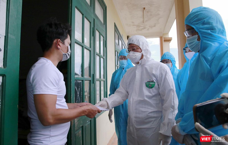 Ông Lê Trí Thanh - Chủ tịch UBND tỉnh Quảng Nam thăm hỏi, động viên người dân được đua từ TP HCM về quê tại khu cách ly tập trung