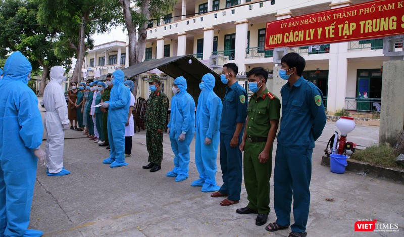 Ông Lê Trí Thanh - Chủ tịch UBND tỉnh Quảng Nam hỏi thăm, động viên các lực lượng làm nhiệm vụ tại trung tâm cách ly