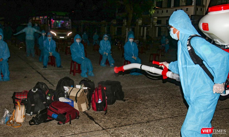 Tất cả hành lý, phương tiện được phun thuốc khử trùng Tất cả hành lý, phương tiện được phun thuốc khử trùng