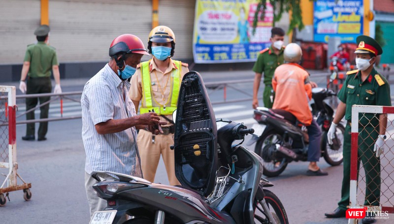 Tất cả phương tiện đi lại đều được kiểm soát Tất cả phương tiện đi lại đều được kiểm soát