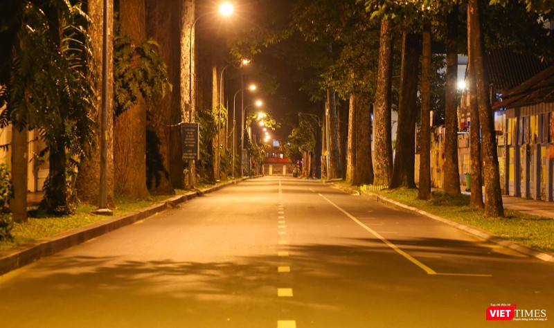 Đường phố vắng lặng không bóng người Đường phố vắng lặng không bóng người