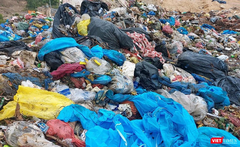 Rác thải do xe 29T-6627 đổ ra tại bãi rác Khánh Sơn Rác thải do xe 29T-6627 đổ ra tại bãi rác Khánh Sơn