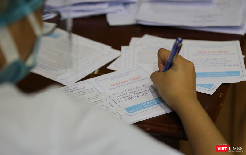 Phía bên cạnh, bộ phận ghi giấy xác nhận đã sẵn sàng phát cho người dân