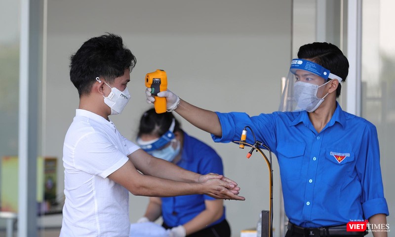 Người dân được đo thân nhiệt, sát khuẩn tay, khai báo y tế...