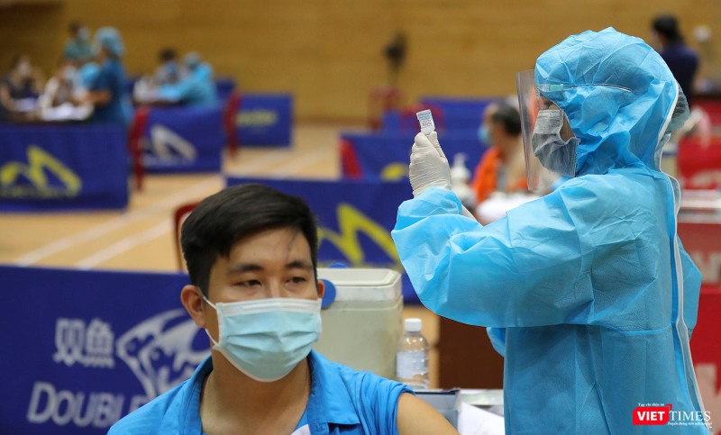 Lực lượng y tế nỗ lực phủ vaccine cho người dân Đà Nẵng