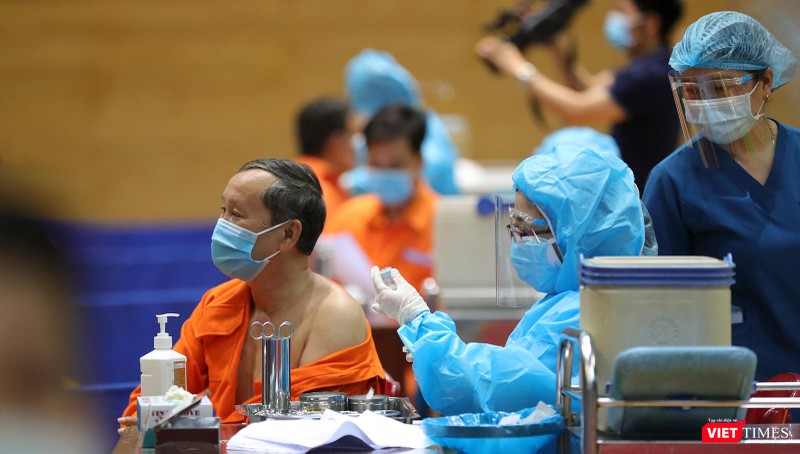 Lực lượng y tế tiêm vaccine cho các đối tượng tại cộng đồng ở Đà Nẵng