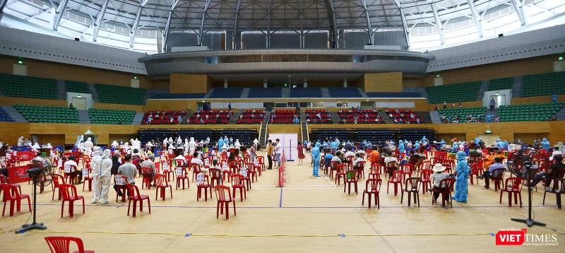 Toàn cảnh cung thể thao Tiên Sơn trong ngày đầu tiêm vaccine COVID-19 cho người dân