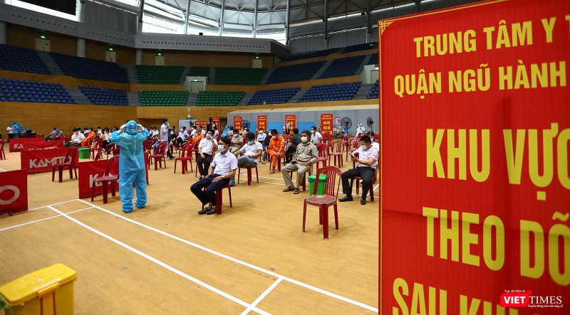 Sau tiêm, người dân được hướng dẫn về khu vực chờ theo dõi