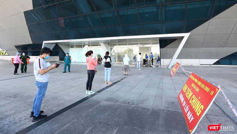 Xếp hàng, giữ cự ly trước khi vào tiêm