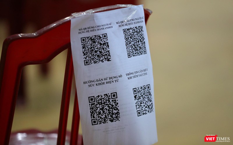 Hướng dẫn đăng nhập khai báo được dán tại các ghế ngồi chờ theo dõi