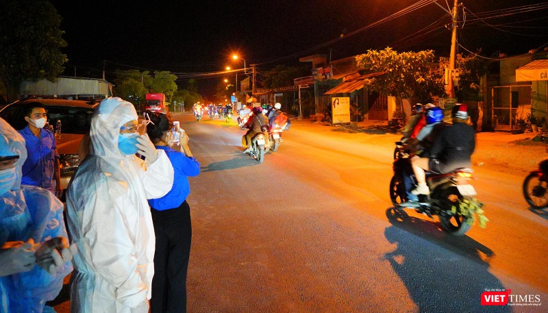 Đoàn xe đi ngang qua địa phần Đà Nẵng vào lúc rạng sáng