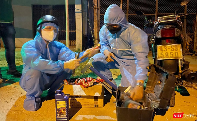 Không chỉ thay dầu máy miễn phí và đội sinh viên còn hỗ trợ người dân nước uống, sữa...