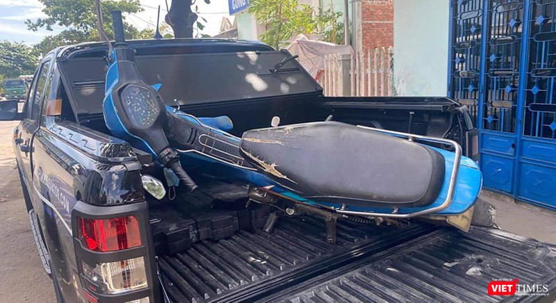 Chiếc xe máy của anh Xòng Bá Xò được anh Vương giữ lại để sửa chữa và gửi ra sau (Ảnh Trần Vương)