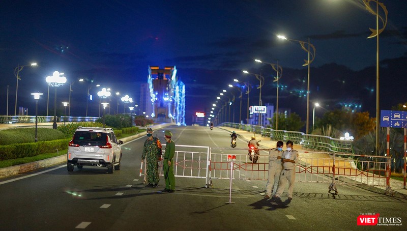Cầu Rồng trong tối ngày 31/7, khi Đà Nẵng áp dụng biện pháp giãn cách xã hội toàn TP theo Chỉ thị 16/CT-TTg để phòng chống dịch COVID-19