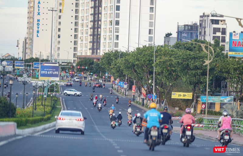 Dòng người vẫn đi lại Dòng người vẫn đi lại