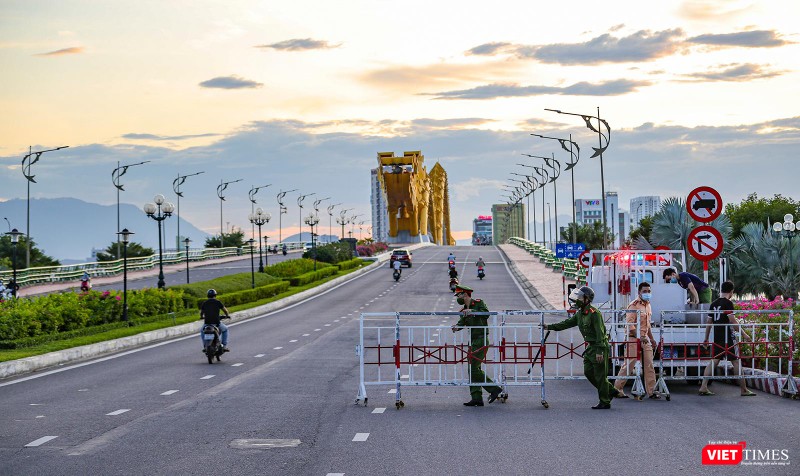 Đúng 18h00, chốt chặn tại cầu Rồng được dựng lên Đúng 18h00, chốt chặn tại cầu Rồng được dựng lên