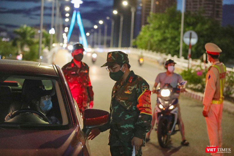 Kiểm tra lý do ra đường đối với chủ phương tiện tại chốt kiểm soát phía Đông cầu Sông Hàn Kiểm tra lý do ra đường đối với chủ phương tiện tại chốt kiểm soát phía Đông cầu Sông Hàn