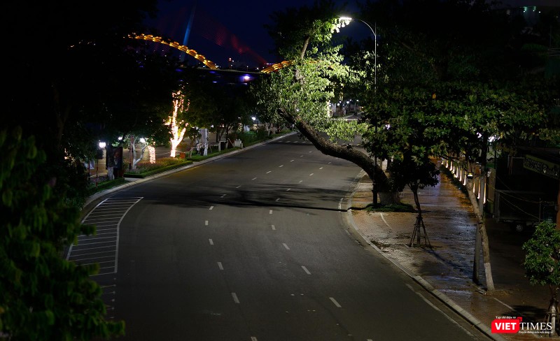 Một góc đường Bạch Đằng vắng bóng người Một góc đường Bạch Đằng vắng bóng người