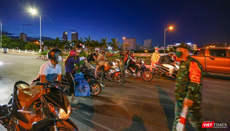 Chốt kiểm soát tại phía Đông cầu Sông Hàn Chốt kiểm soát tại phía Đông cầu Sông Hàn