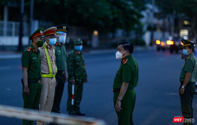 Đại tá Trần Phước Hương,Trưởng Công an quận Hải Châu, đi kiểm tra các chốt kiểm soát làm nhiệm vụ Đại tá Trần Phước Hương,Trưởng Công an quận Hải Châu, đi kiểm tra các chốt kiểm soát làm nhiệm vụ