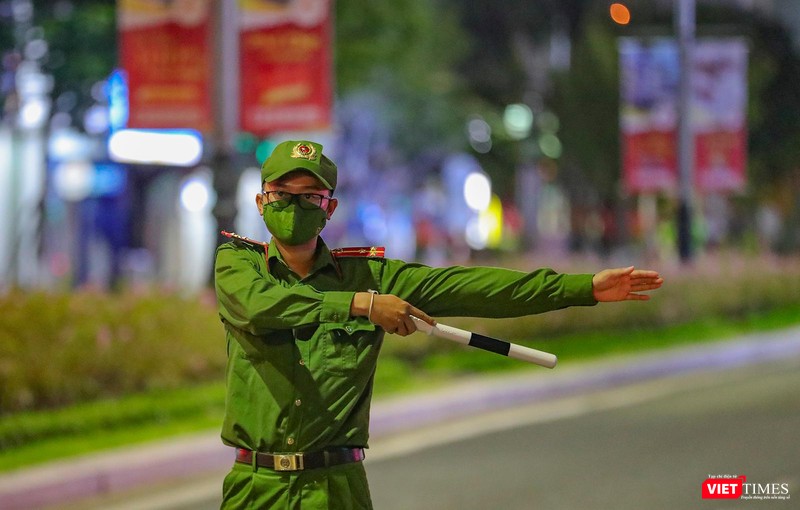 Lực lượng công an vẫn làm nhiệm vụ Lực lượng công an vẫn làm nhiệm vụ