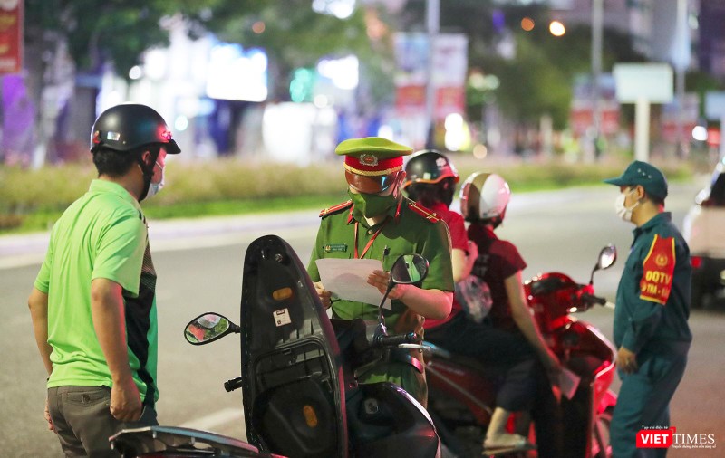 Kiểm tra tất cả người đi qua chốt kiểm soát Kiểm tra tất cả người đi qua chốt kiểm soát