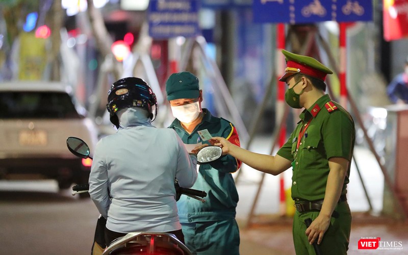 Trong ngày đầu, người dân được hướng dẫn và nhắc nhở, chưa xử phạt Trong ngày đầu, người dân được hướng dẫn và nhắc nhở, chưa xử phạt