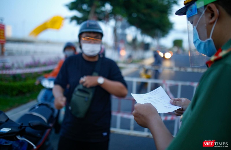 Tất cả phương tiện đều được yêu cầu xuất trình giấy tờ Tất cả phương tiện đều được yêu cầu xuất trình giấy tờ