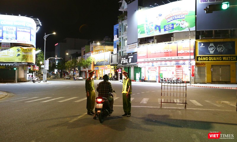 Càng về đêm, lượng người ra đường càng vắng Càng về đêm, lượng người ra đường càng vắng