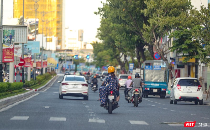 Dòng người vẫn tấp nập trên đường Nguyễn Văn Linh Dòng người vẫn tấp nập trên đường Nguyễn Văn Linh