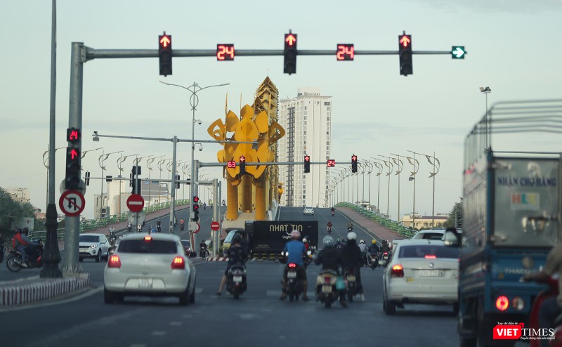 Cầu Rồng vẫn nhộn nhịp trước 18h ngày 31/7 Cầu Rồng vẫn nhộn nhịp trước 18h ngày 31/7