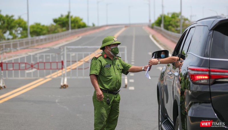 Mọi phương tiện yêu cầu quay đầu, trừ xe làm nhiệm vụ
