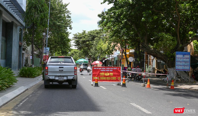 Chốt lưu thông trên đường Trần Phú (quận Hải Châu) cũng soát từng phương tiện đi qua